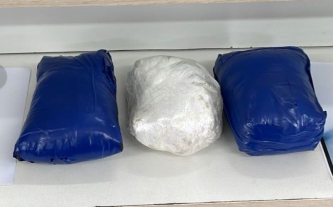 Homem é preso com drogas escondido no forro de carro em porto de Manaus