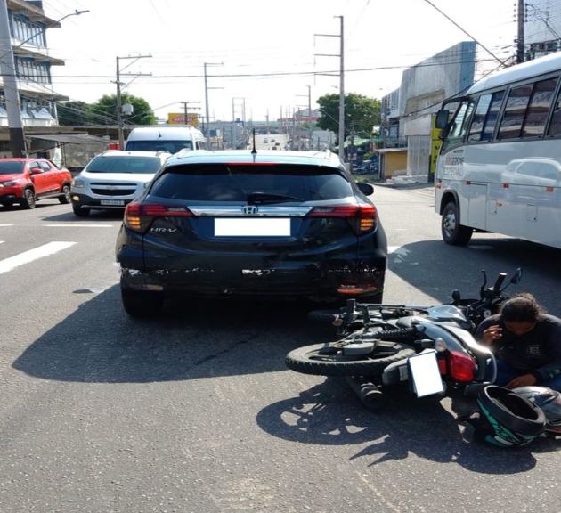 Acidente entre carro e motocicleta deixa ferido em avenida de Manaus 