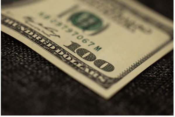 Dólar aprofunda queda após Datafolha sobre Lula e fecha abaixo de R$ 5,70 pela primeira vez em 3 meses