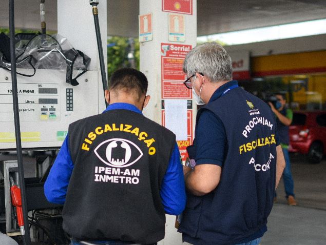 Postos de combustíveis passam por fiscalização em Manaus 