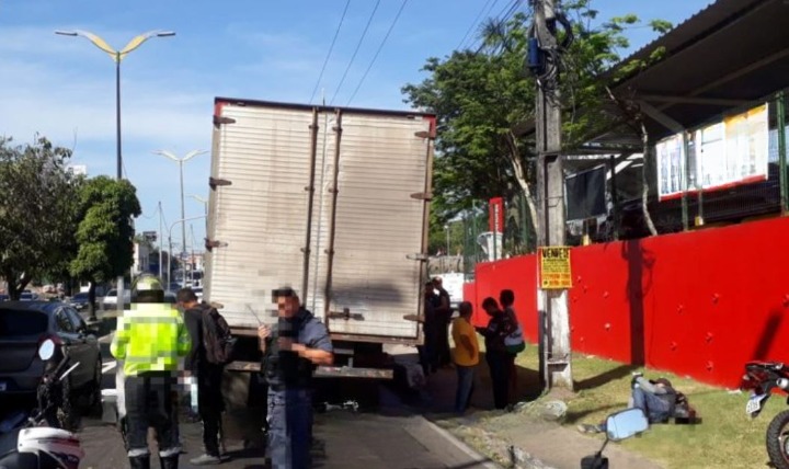 Morre passageira de moto por aplicativo atingida por caminhão em Manaus