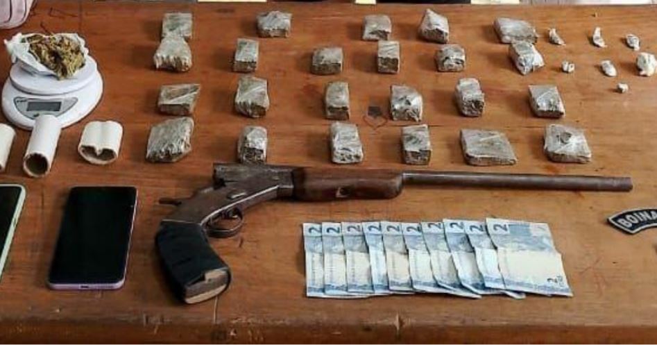 Adolescentes são apreendidos com arma e drogas em Envira