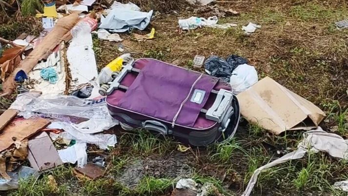 Moradores encontram restos mortais dentro de mala em lixeira