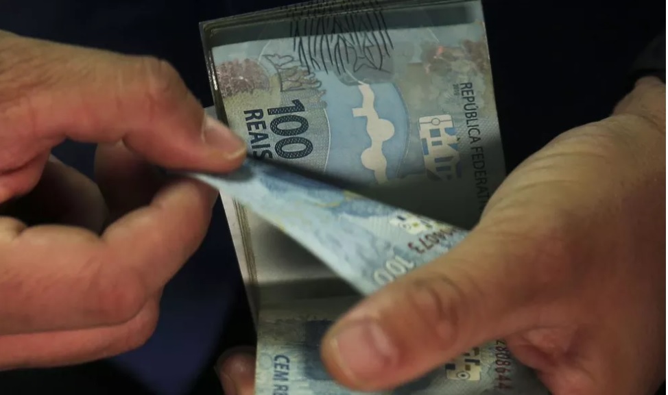 Pagamentos do auxílio para caminhoneiro e taxistas são antecipados; confira