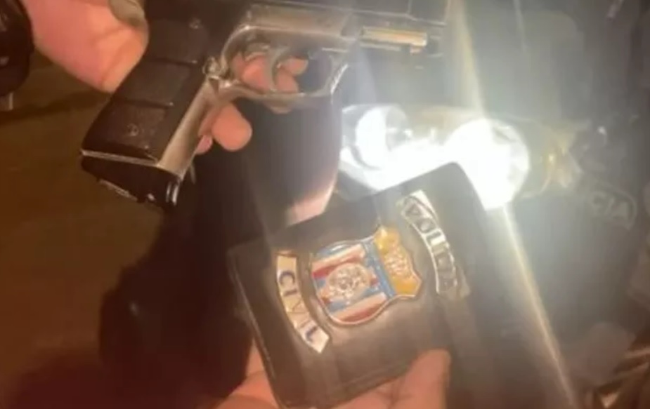 Homem é preso com distintivo da polícia civil e arma falsa em Manaus