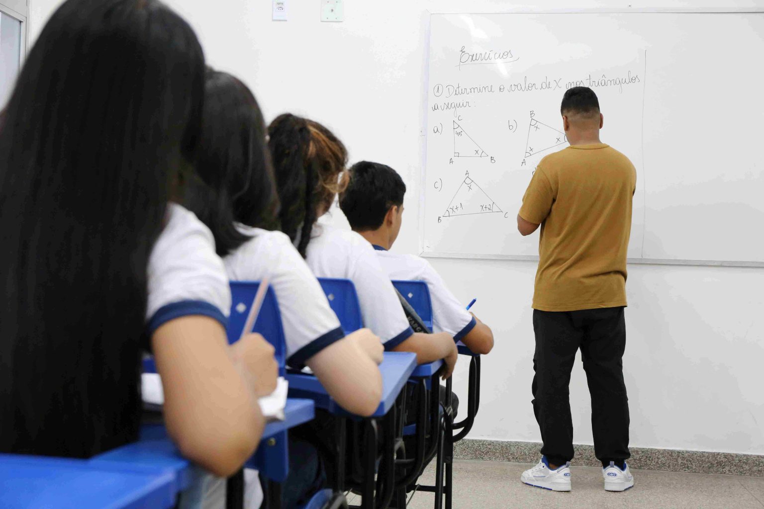 Lula edita MP e reajusta salário de professores para R$ 5,1 mil