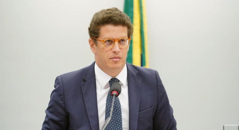 Alvo da PF, Salles entrega celular 19 dias após operação policial