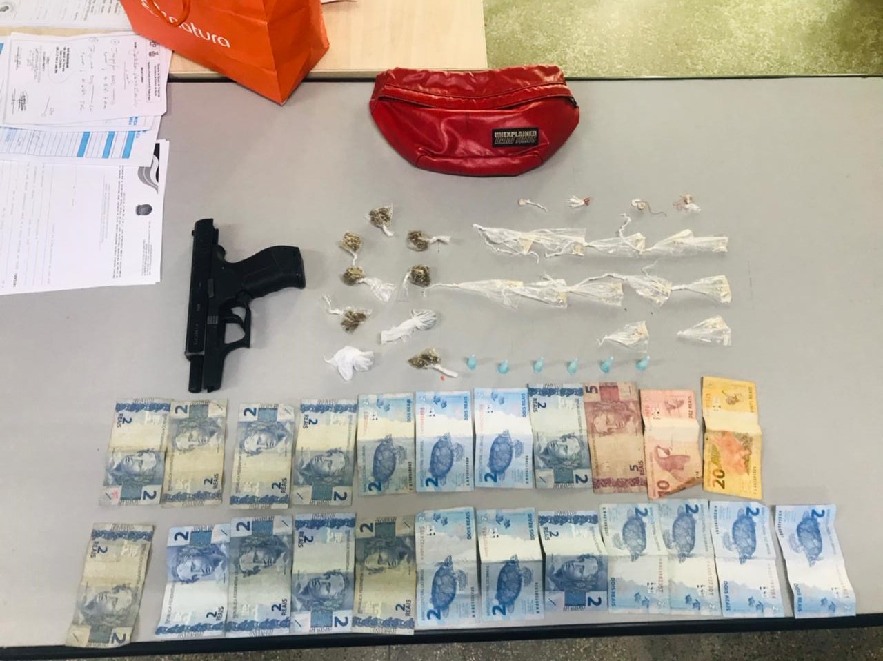 Dupla é presa suspeita de tráfico e ameaça à vizinhança em Manaus