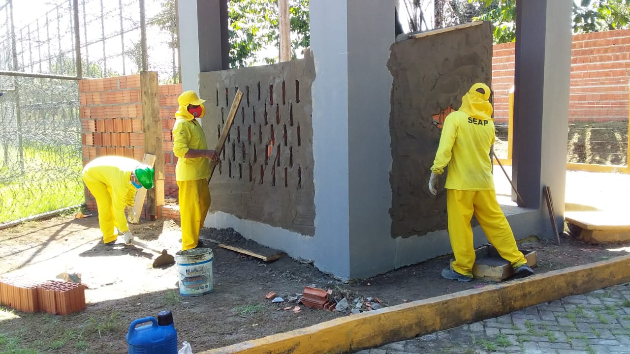 Detentos trabalham na construção do 1º canil em presídio de Itacoatiara