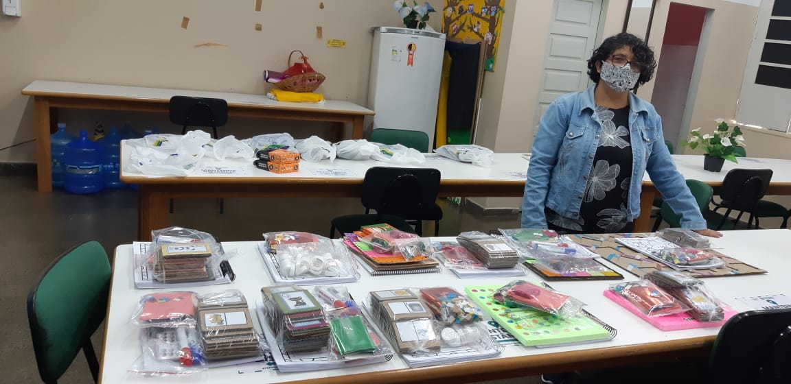 Professora adapta materiais para alunos com deficiência em escola de Manaus