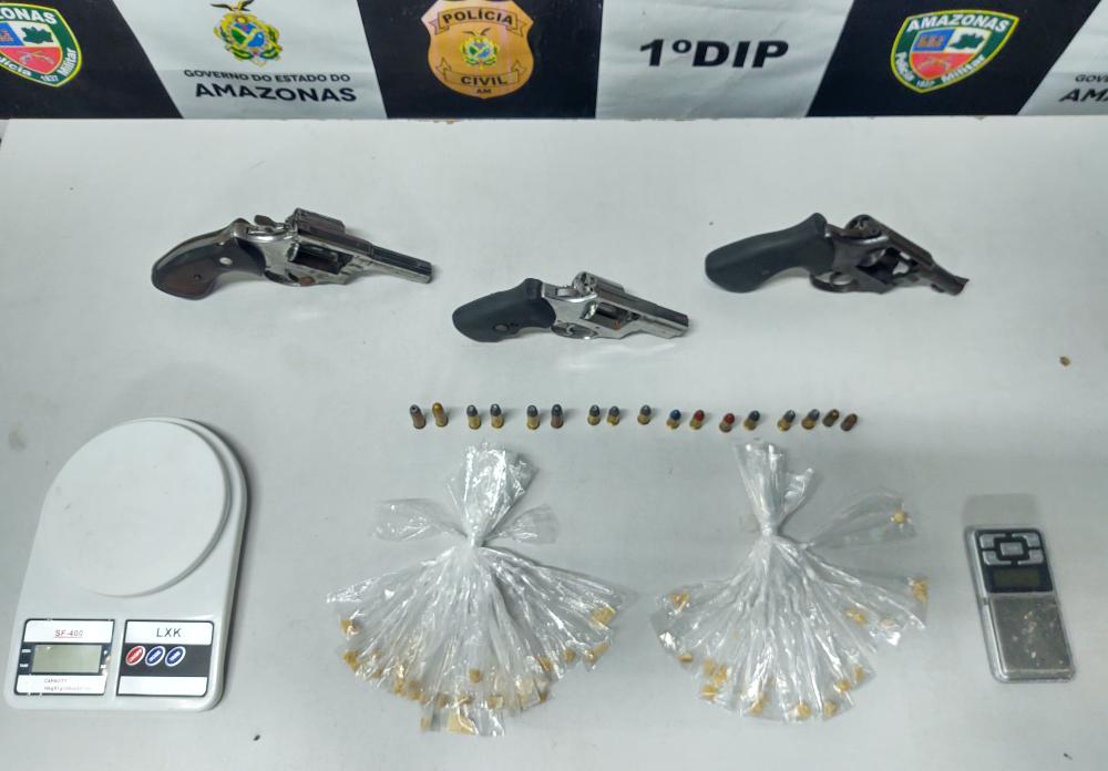 Homem é preso pela polícia com drogas, arma e munições em Manaus