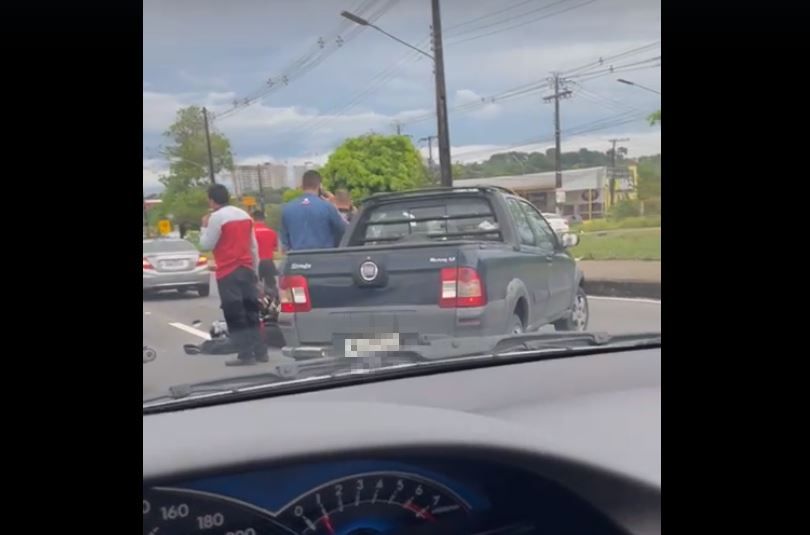 Acidente com ferido deixa Avenida das Torres caótica em Manaus