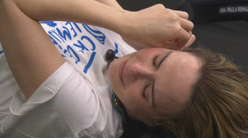 Após ser "barrada no baile", Ana Paula desaba em lágrimas e lembra do pai