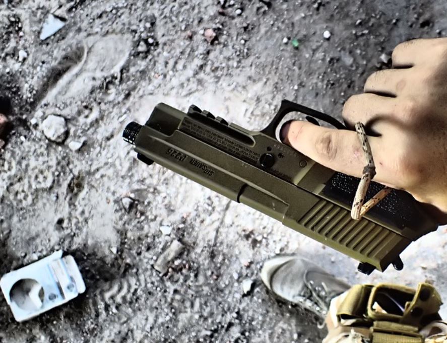 Homem é baleado na cabeça na frente da casa da ex em Manaus