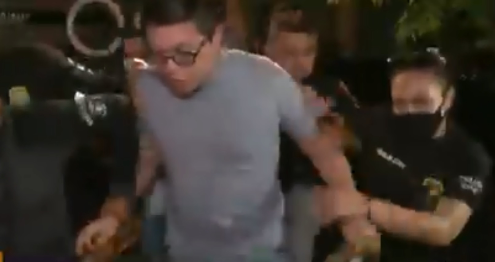 Veja o momento em que DJ Ivis chega à delegacia em meio a tumulto