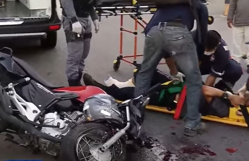 Acidente entre moto e carro termina com homem gravemente ferido em Manaus 