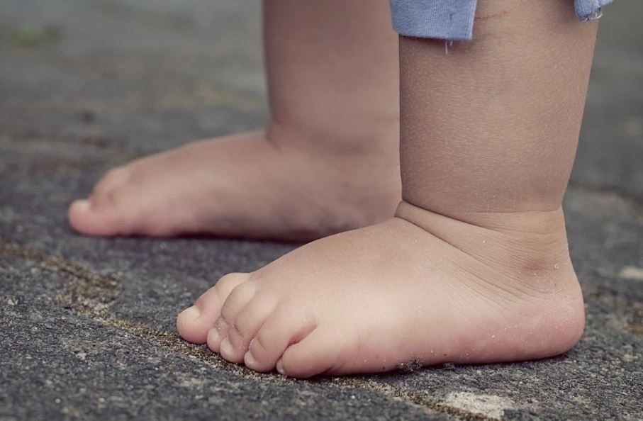 Bebê e mais três crianças são abandonados em casa com escopeta no Amazonas