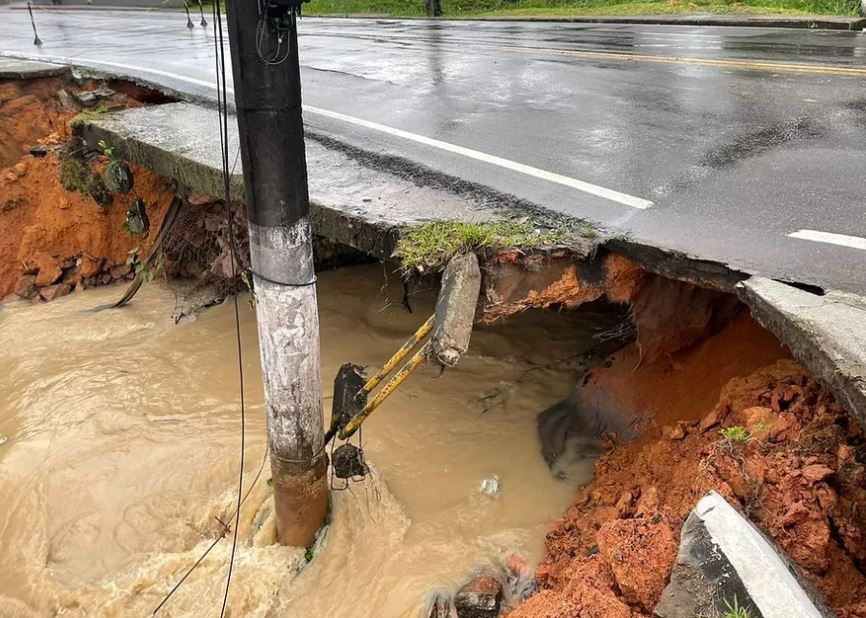 Avenida é interditada após pista desmoronar durante chuva em Manaus