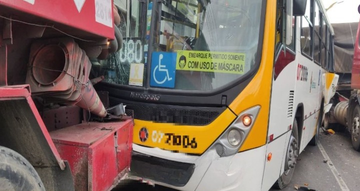 Acidente entre ônibus e caminhão deixa um ferido em Manaus