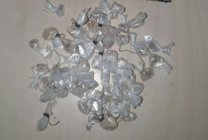 Babá é presa após esconder drogas na mochila de criança 