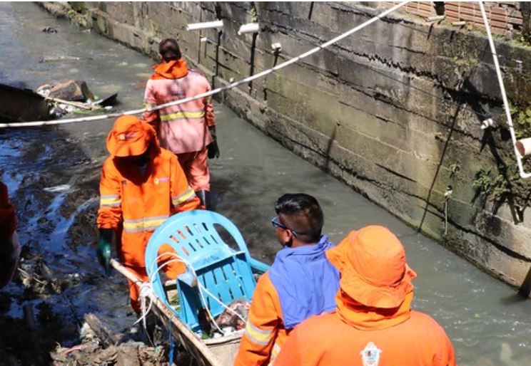 Casas são alagadas após rip-rap deslizar em Manaus durante chuva
