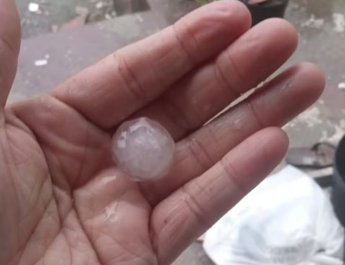 Granizo cai em bairros de Manaus e interrompe fornecimento de energia