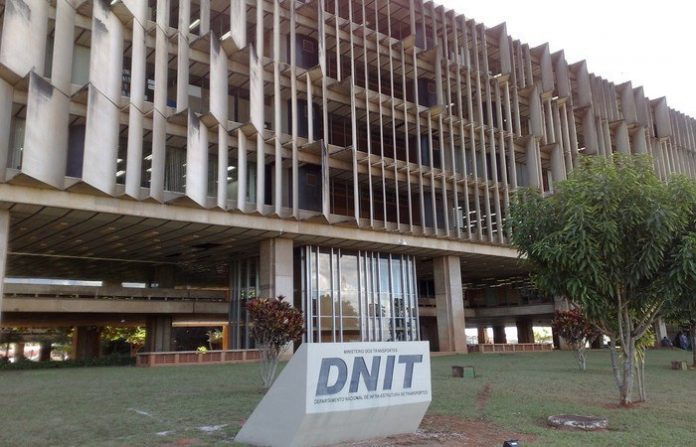 Acidente em buracos na BR-174 gera indenização pelo DNIT no Amazonas; veja