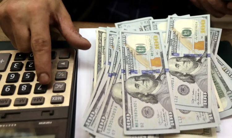 Dólar fica acima de R$ 5,80 após dados de emprego no Brasil e tarifas de Trump