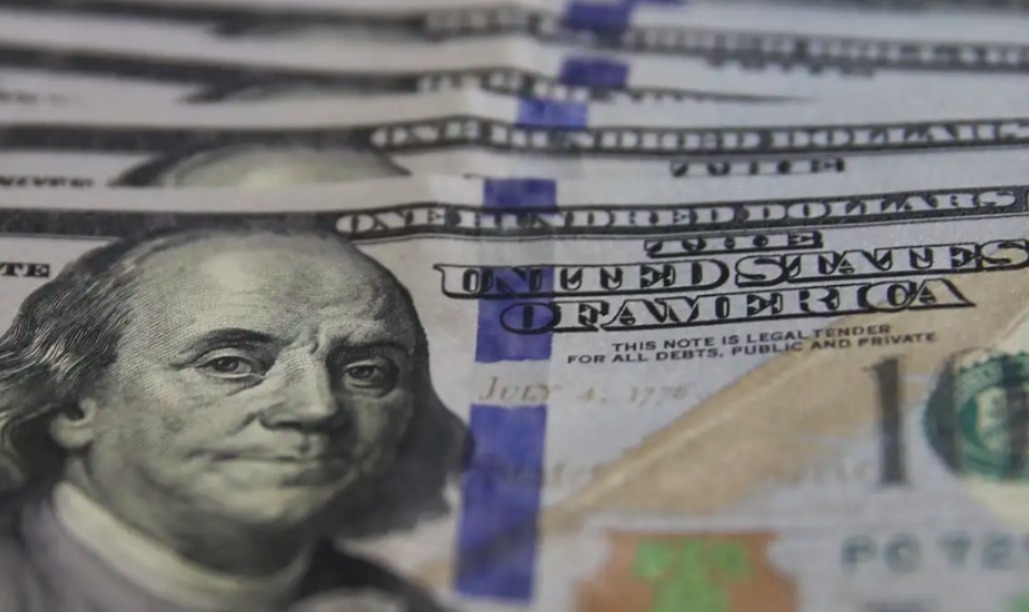 Dólar sobe para R$ 5,75 com tarifas de Trump e declarações de Haddad