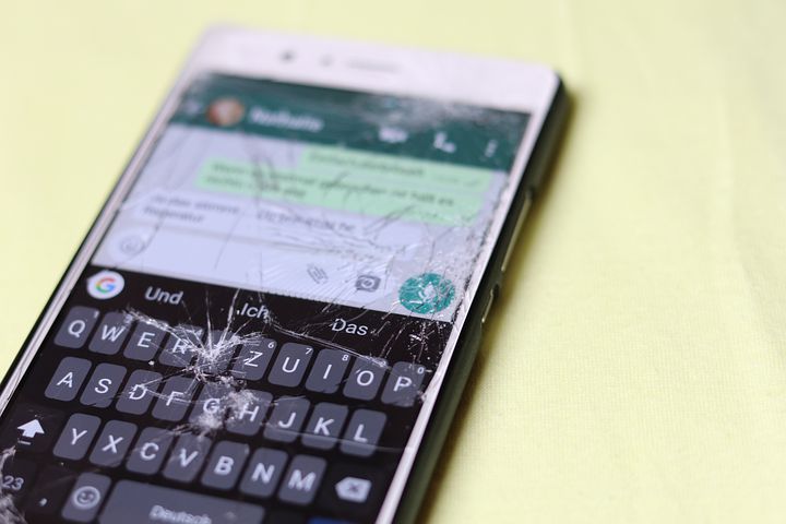 Homem bate em esposa em Manaus por ciúmes de mensagens de celular