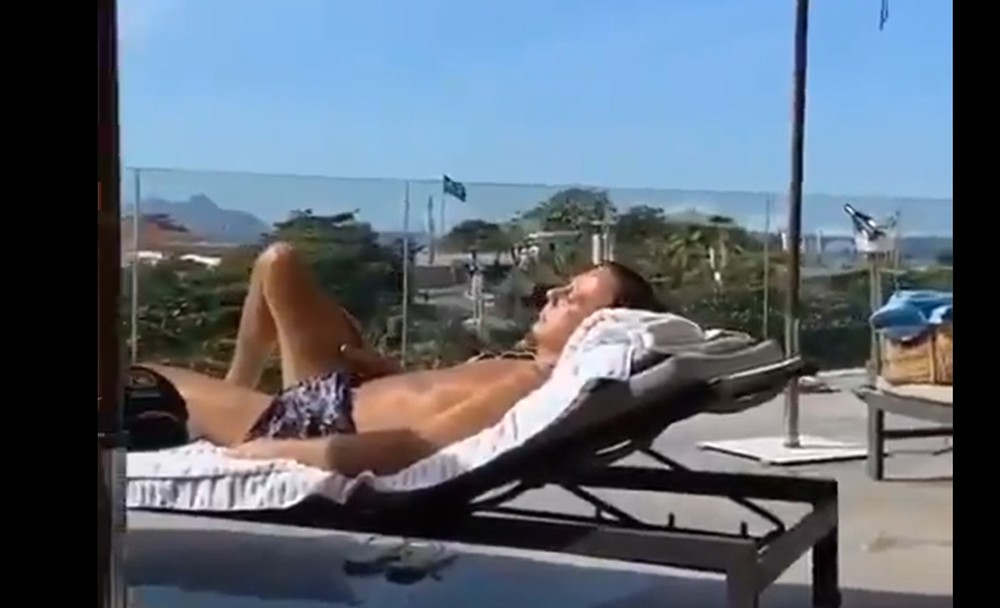 Sem máscara, Doria é flagrado tomando sol em hotel de Copacabana; vídeo