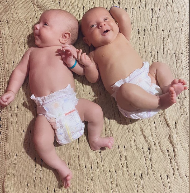 Mãe precisa de ajuda do governo para identificar gêmeos idênticos