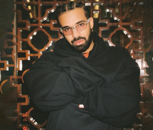 Casa de Drake é cercada pela polícia durante tiroteio; homem ficou ferido