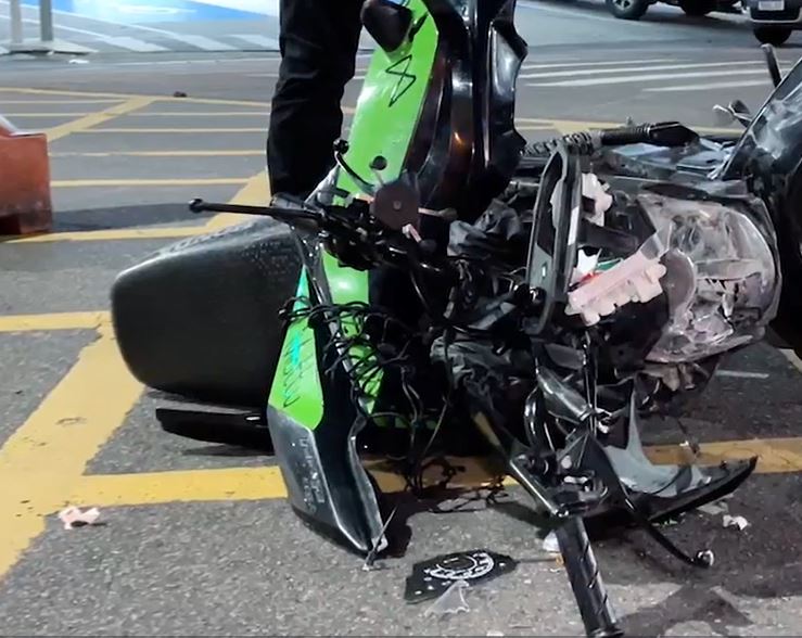 Motociclista de aplicativo fica ferido em acidente em Manaus