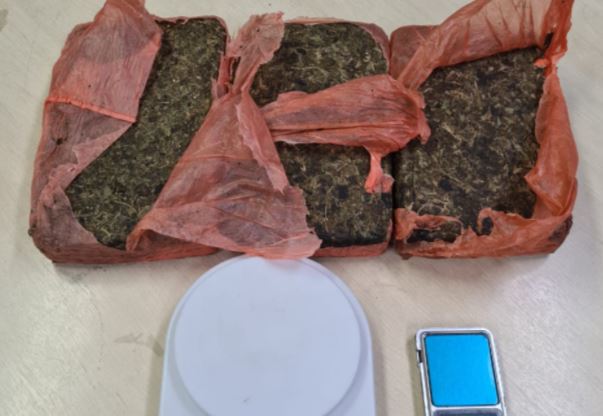 Dupla é presa com drogas escondida em Kitinet em Manaus