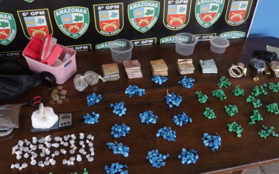 Casal é preso com R$ 6 mil e 800 porções de drogas em casa no Amazonas