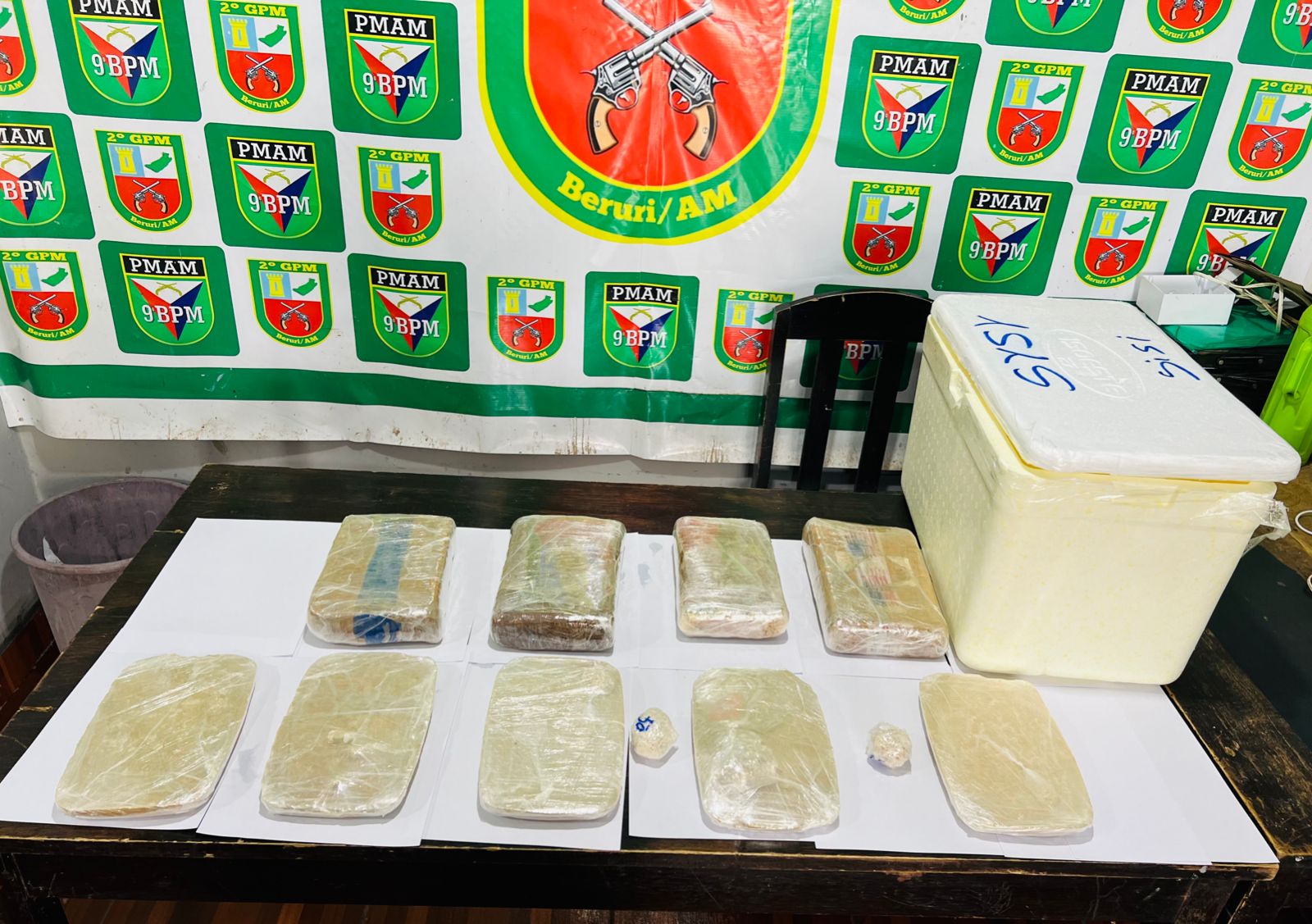 Drogas escondidas em caixa de isopor são apreendidas em barco no Amazonas