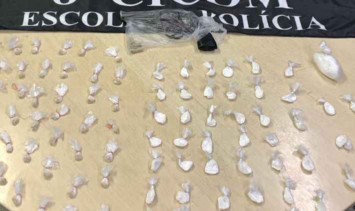 Dupla é detida com drogas e arma durante ‘rolezinho’ de moto na Compensa