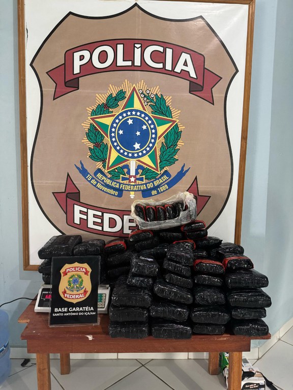 PF descobre 65 kg de drogas escondidas em barco no Santo Antônio do Içá