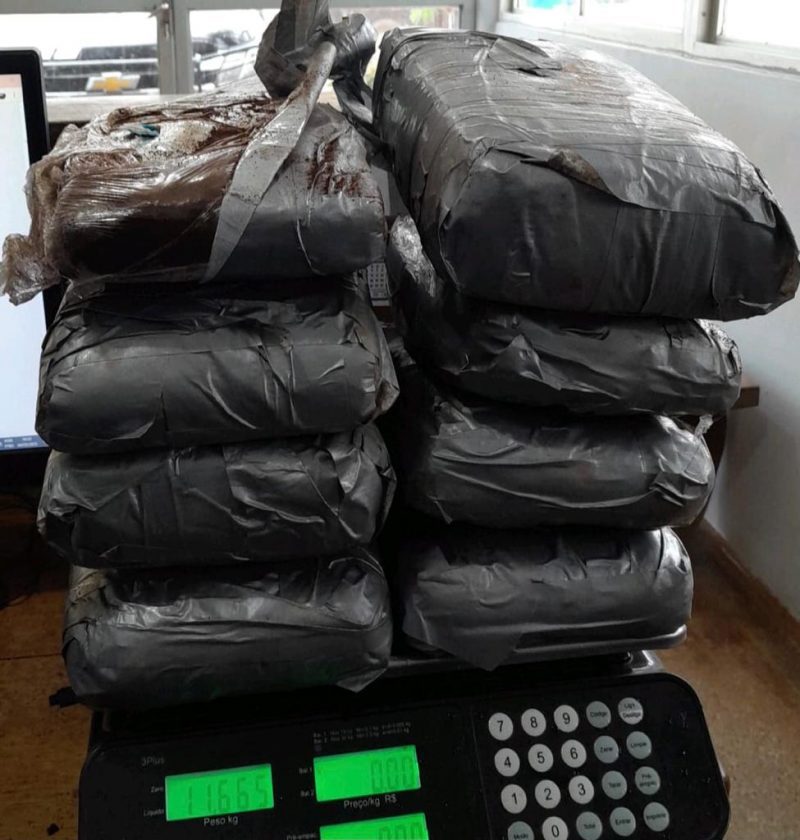 Trio é preso com 11 Kg de drogas escondidos no pneu de carro no Amazonas