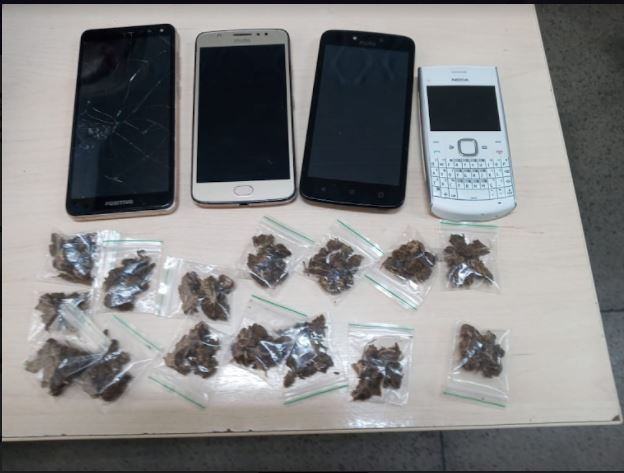 Vendedor ambulante abandona drogas e celulares ao ver PM em Manaus