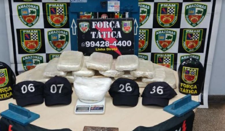 Homem deixa porta aberta e PM descobre laboratório de drogas em Manaus