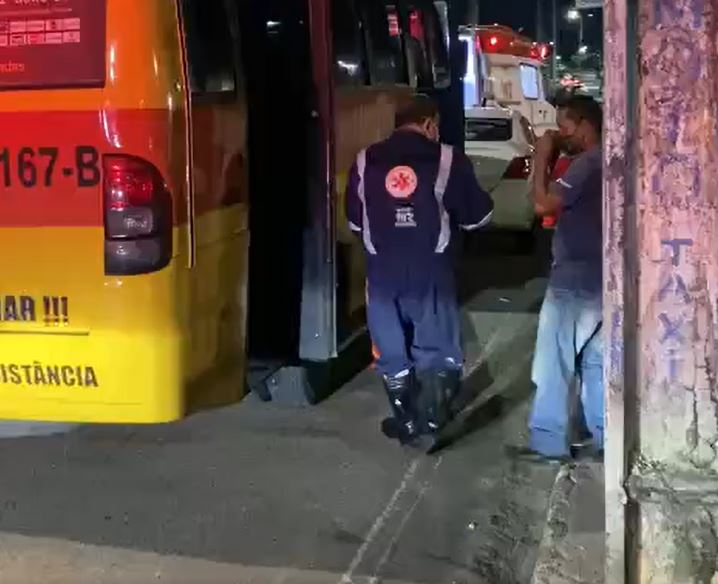 Mulher entra em trabalho de parto dentro de micro-ônibus em Manaus