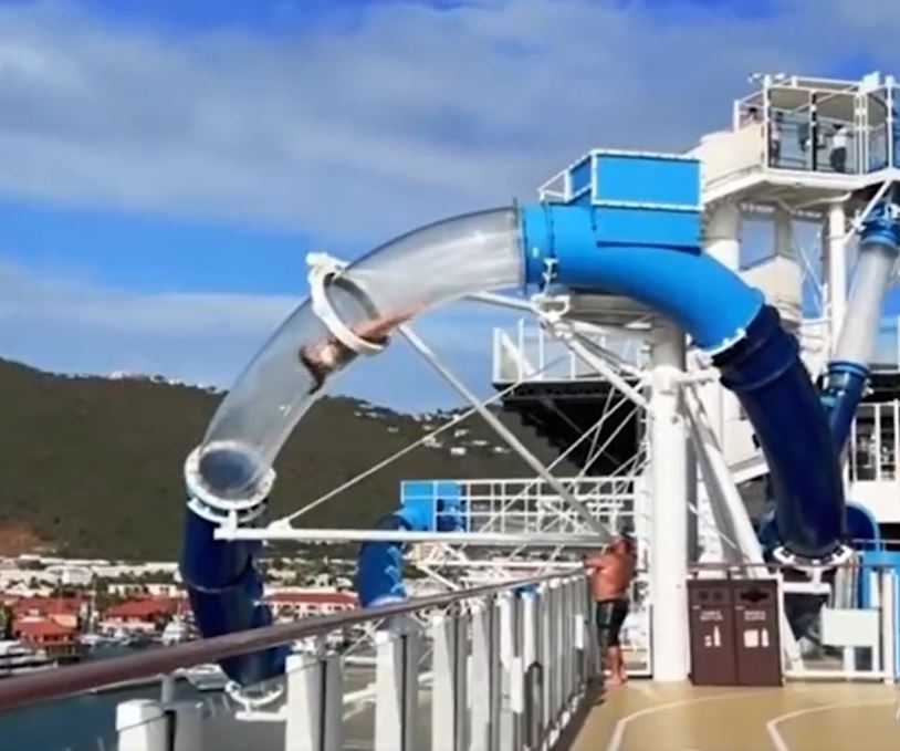 Vídeo mostra mulher presa em tobogã suspenso no meio do oceano