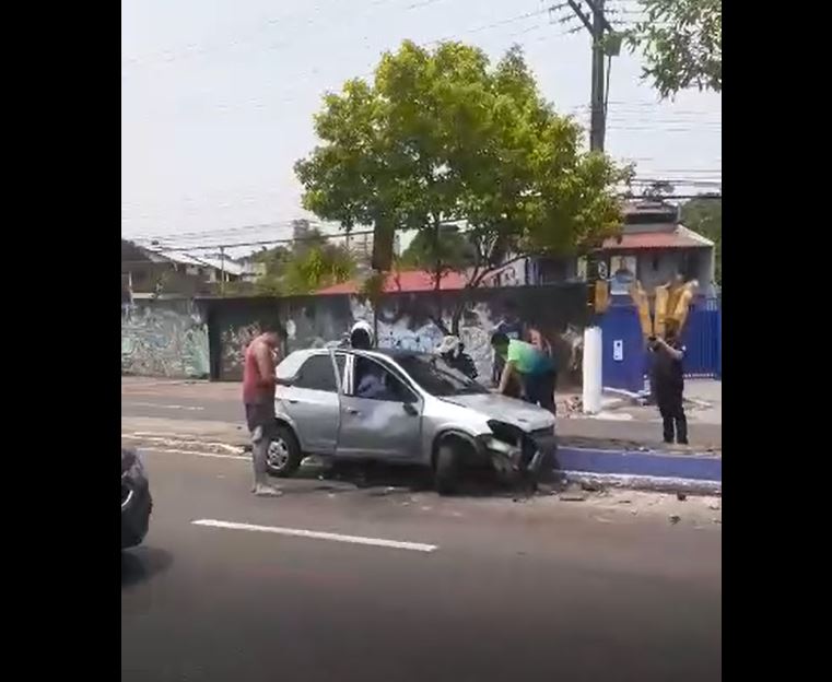 Homem fica ferido em acidente com carro em avenida de Manaus 