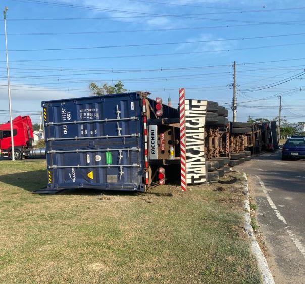Carreta tomba ao tentar fazer retorno na Avenida das Torres em Manaus
