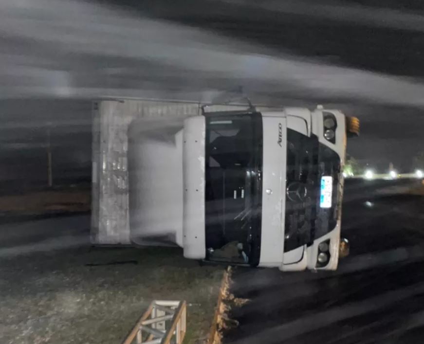 Rajada de vento violenta faz caminhão tombar e estrada é interditada