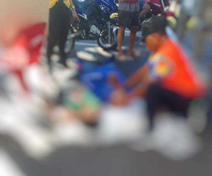 Casal fica ferido após moto colidir com traseira de caminhão em Manaus