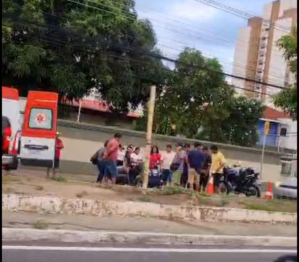 Acidente com ferido afeta trânsito na avenida Efigênio Sales 