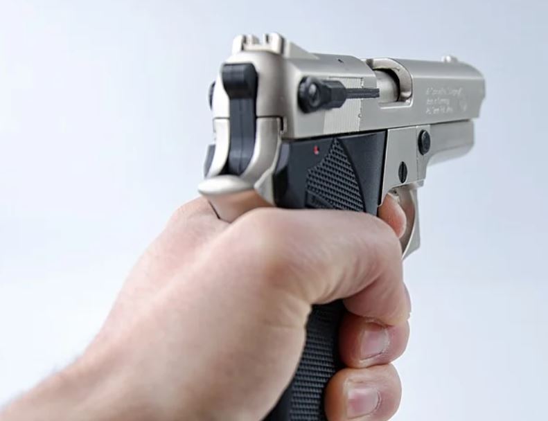 Dupla é presa com pistola falsa e celulares roubados em Manaus